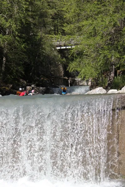 Vue d'ensemble de la pente au départ, le kayakiste franchit le n°2
